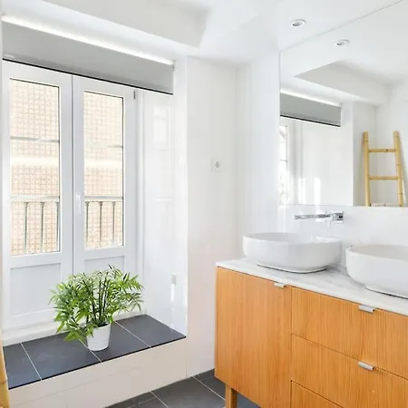 Charming Duplex With Private Terrace And Parking Лиссабон