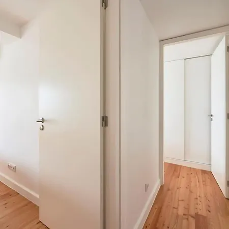 Charming Duplex With Private Terrace And Parking * Лиссабон